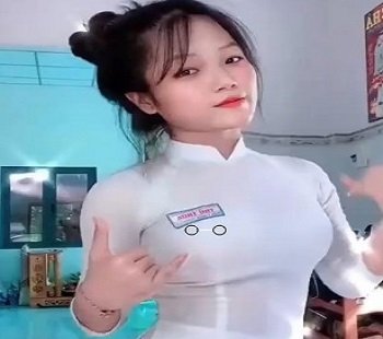 Học sinh trường THPT đang chịch nhau ngoài nhà vệ sinh